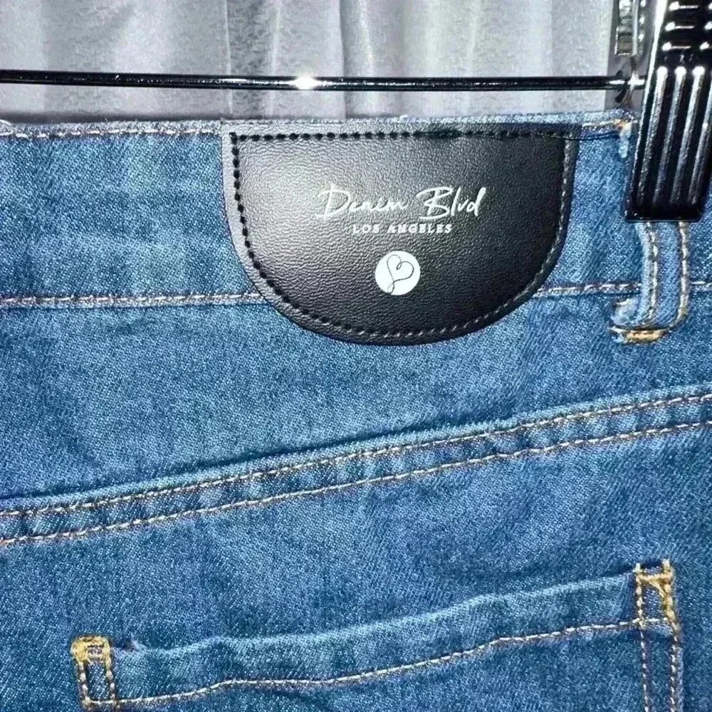 Denim Blvd Bedazzled Destressed Denim Shorts Blue M Size - Picture 5 of 13